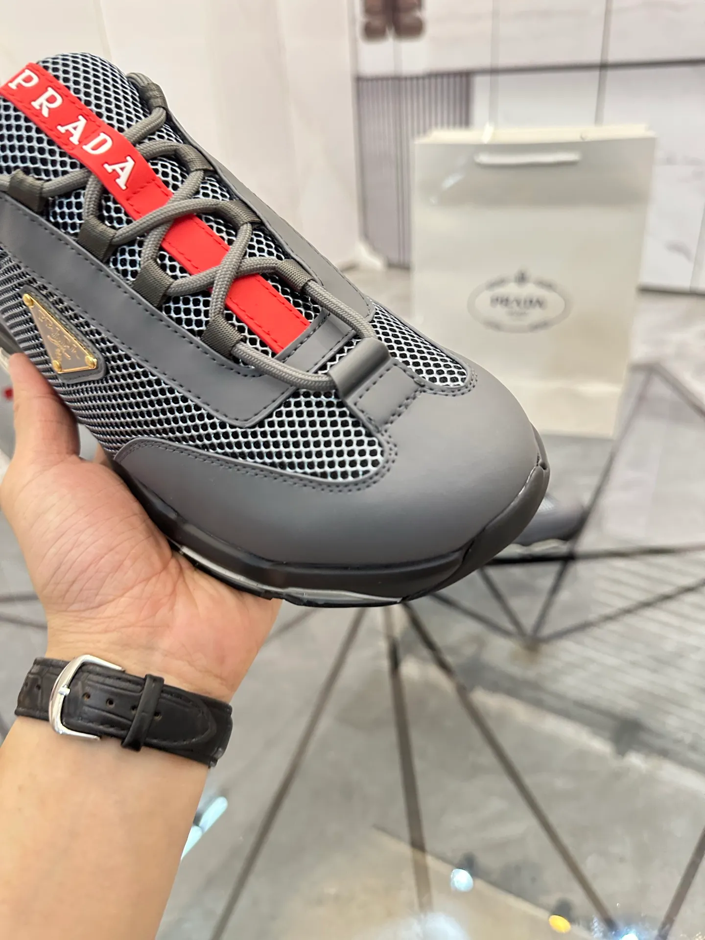 Men's shoes for sale 💰: 💰P660¥ High-end top quality Product trademark: Prada *"Prada*" low-top casual shoes Regular size: 38-45 (can be customized to 46) Product materials: Upper imported first-layer cowhide spliced ​​with original fabric, breathable lining, cowhide foot pads, original air cushion outsole. No.: 001